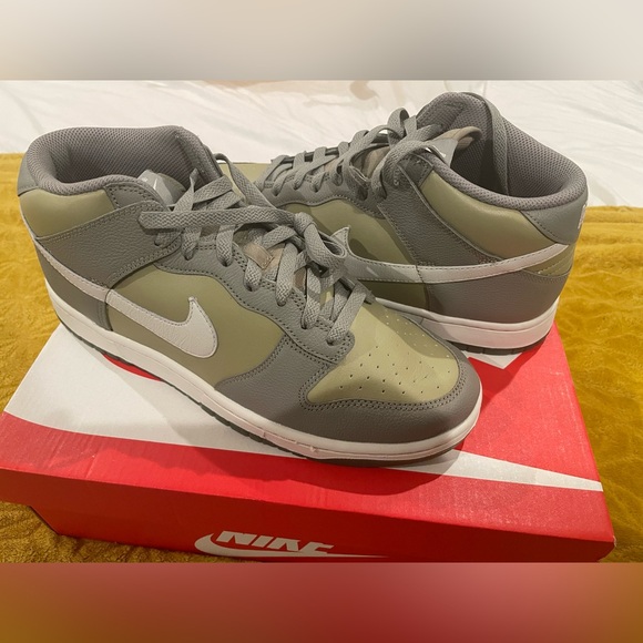 New NIKE DUNK MID/ size 9.5men (11 Women’s) - Picture 1 of 4